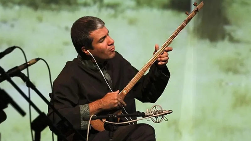 آریا عظیمی نژاد در حال نوازندگی سه تار